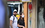 Khách du lịch kín mít khẩu trang phòng dịch cúm Corona